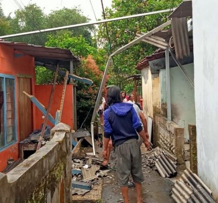Cuaca Ekstrem Menghancurkan 9 Kecamatan di Sukabumi: 33 Rumah Hancur
