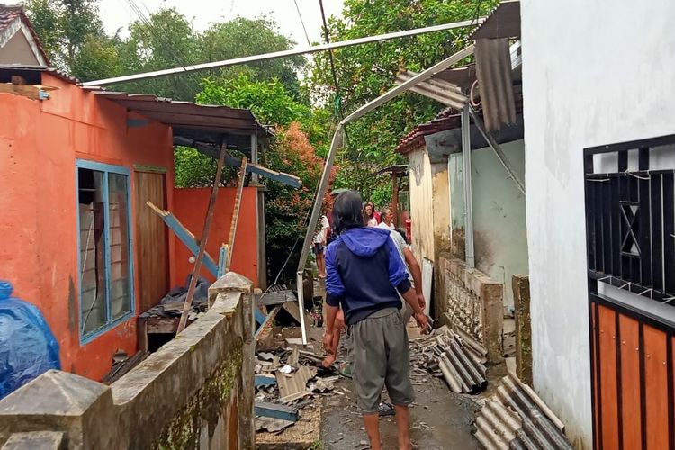 Cuaca Ekstrem Menghancurkan 9 Kecamatan di Sukabumi: 33 Rumah Hancur