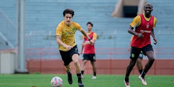 Persebaya Surabaya Mengejar Posisi Kedua: Paul Munster Fokus pada Tiga Laga Terakhirliga 1