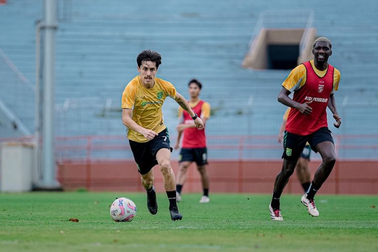 Persebaya Surabaya Mengejar Posisi Kedua: Paul Munster Fokus pada Tiga Laga Terakhirliga 1