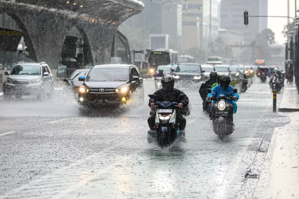 Jakarta Cerah Pagi, Waspada Hujan Lebat Sore Ini!